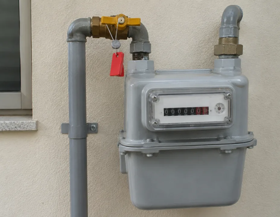 Medidor e registro de gás em área residencial